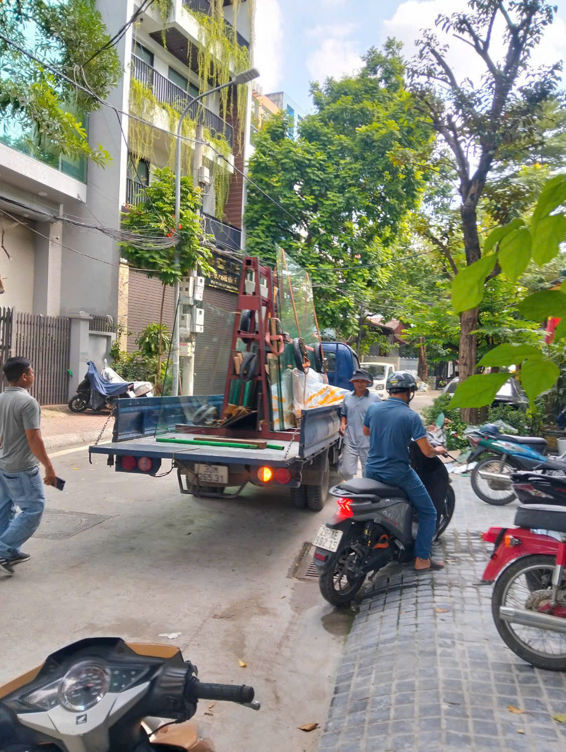 Vận chuyển các tấm kính đến công trình trong ánh sáng ban ngày